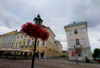Auch ohne Weitwinkel extrem schrg: Das schiefe Haus von Tartu 