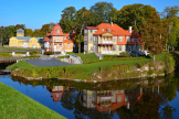 Gleich neben der mittelalterlichen Bischofsburg stehen diese Holzvillen aus dem Beginn des 20. Jahrhunderts. Im Hintergrund sieht man den Kursaal.     /      visitsaaremaa.ee