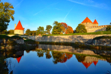 In Saaremaas Hauptstadt leben 13.000 Menschen. Das Stdtchen erinnert mit seinen bunten Holzhusern an eine schwedische Kleinstadt. Auf dem Foto sieht man die Trme der Bischofsburg aus dem 14. Jahrhundert.     /      visitsaaremaa.ee