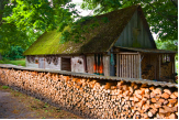 Auf der Saaremaa vorgelagerten Insel Muhu lohnt sich ein Stopp. Alte Speicher wie diesen fand man einst auf jedem Bauernhof. Von Herbst bis Frhjahr wurden Lebensmittel eingelagert, sommers schliefen dort Mgde und Knechte.     /      visitsaaremaa.ee