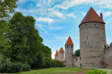 Bei einem Spaziergang entlang der Stadtmauer, die einst die gesamte Altstadt einfasste, erffnen sich immer wieder fantastische Ausblicke - so wie hier am Platz der Trme.