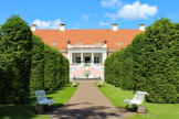 Mehrere Gutshfe, die einst in Hnden deutschbaltischer Familien waren, wurden aufwendig saniert und stehen Besuchern offen. Im ehemaligen Herrenhaus von Sagadi befindet sich heute ein Museum.