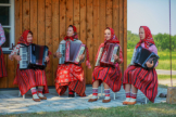 Ein so buntes Orchester knnen wir zu Ihrer Verabschiedung vielleicht nicht engagieren. Doch Sie knnen die farbenfrohen Damen bei Ihrem nchsten Besuch kennenlernen  sie leben auf der Insel Kihnu.     I      Ken Oja / Visit Estonia