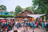 Sollten Sie vor Ihrem Abflug noch Zeit haben, empfehlen wir einen Besuch auf dem Kunsthandwerksmarkt im Kalnciema-Viertel oder auf dem Bauernmarkt innerhalb des Āgenskalna-Marktes.     /     latvia.travel