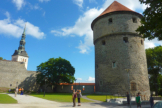 Ihr Hotel befindet sich unweit der mittelalterlichen Altstadt, durch die Sie auch die individuelle Stadtfhrung fhrt. Auf dem Foto sind der Wehrturm "Kiek in de Kk" und die Nikolaikirche zu sehen. 