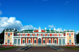 Das barocke Schloss im Stadtteil Kadriorg stammt aus dem Beginn des 18. Jahrhunderts und ist heute Teil des Estnischen Kunstmuseums. Der groe Park drumherum ist die grne Lunge Tallinns.